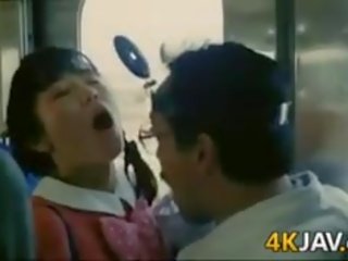 Nuori nainen saa haparoi päällä a juna