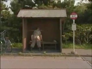 Japonesa amantes em autocarro pare