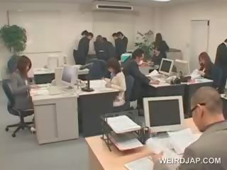 Appealing asiática escritório bolacha fica sexualmente teased em trabalho