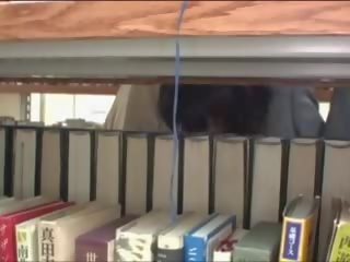 Jaunas mažutė apgraibytas į biblioteka