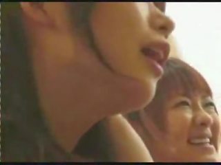 2 με πλούσιο στήθος χαριτωμένο ιαπωνικό κορίτσια να πάρει πατήσαμε ενώ παιχνίδι wii