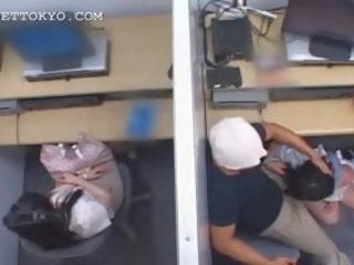 Adolescente asiática ninfómana salto y chupando peter en trabajo