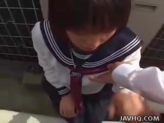 Japonesa jovem grávida em um senhora ao ar livre broche diversão