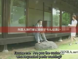 Subtitled väljas bucolic riietes naine paljaste meestega jaapani peenis koristamine