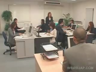 Japonais la mignonne obtient cordée à son bureau chaise et baisée