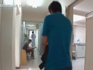 Japonesa mamalhuda enfermeira a chupar falo em trabalho