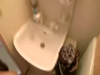 Ini kotor milf mendapat walaupun dirtier dalam yang bilik mandi