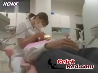Japonesa dentist enfermera da paja a paciente