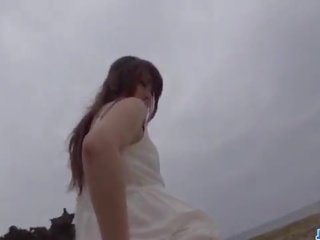 Mayuka akimoto films af haar harig twat in openlucht scènes
