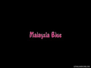 Exótica malaysia azul undresses y posiciones sobre la sillón