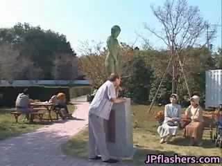 Hullu japanilainen bronze statue moves