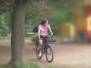 Giapponese lassie masturbato mentre cavalcare un specially modificata sporco film bike!