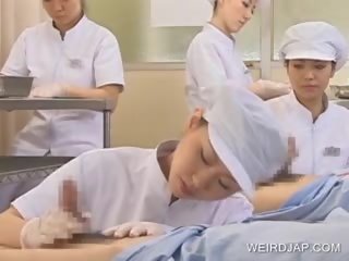 Japońskie pielęgniarka siorbanie sperma na zewnątrz z concupiscent wał