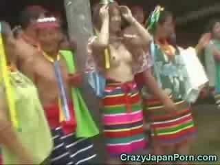 Japoneze në një papuan tribe!
