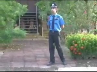 Красива сигурност офицер