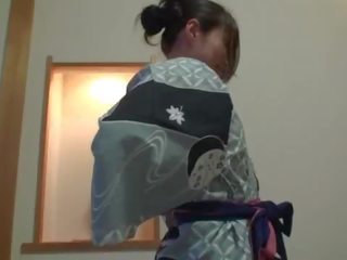 Subtitled usensurert sjenert japansk milf i yukata i pov