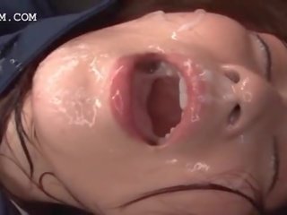 Nekaltas azijietiškas smulkutis gauti veidas ir burna sperma