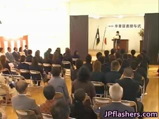 יפני יוֹפִי במהלך graduation