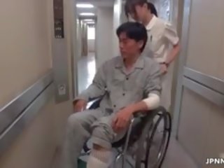 Enticing aziatike infermiere shkon e çmendur