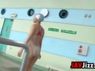 Nat japans tiener softcore bij de zwembad