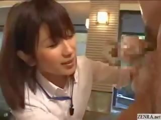 Verlegen japans werknemer geeft uit handjobs bij heet spring
