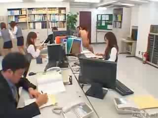 Ιαπωνικό ζευγάρι fucks σε ο middle του ένα γραφείο
